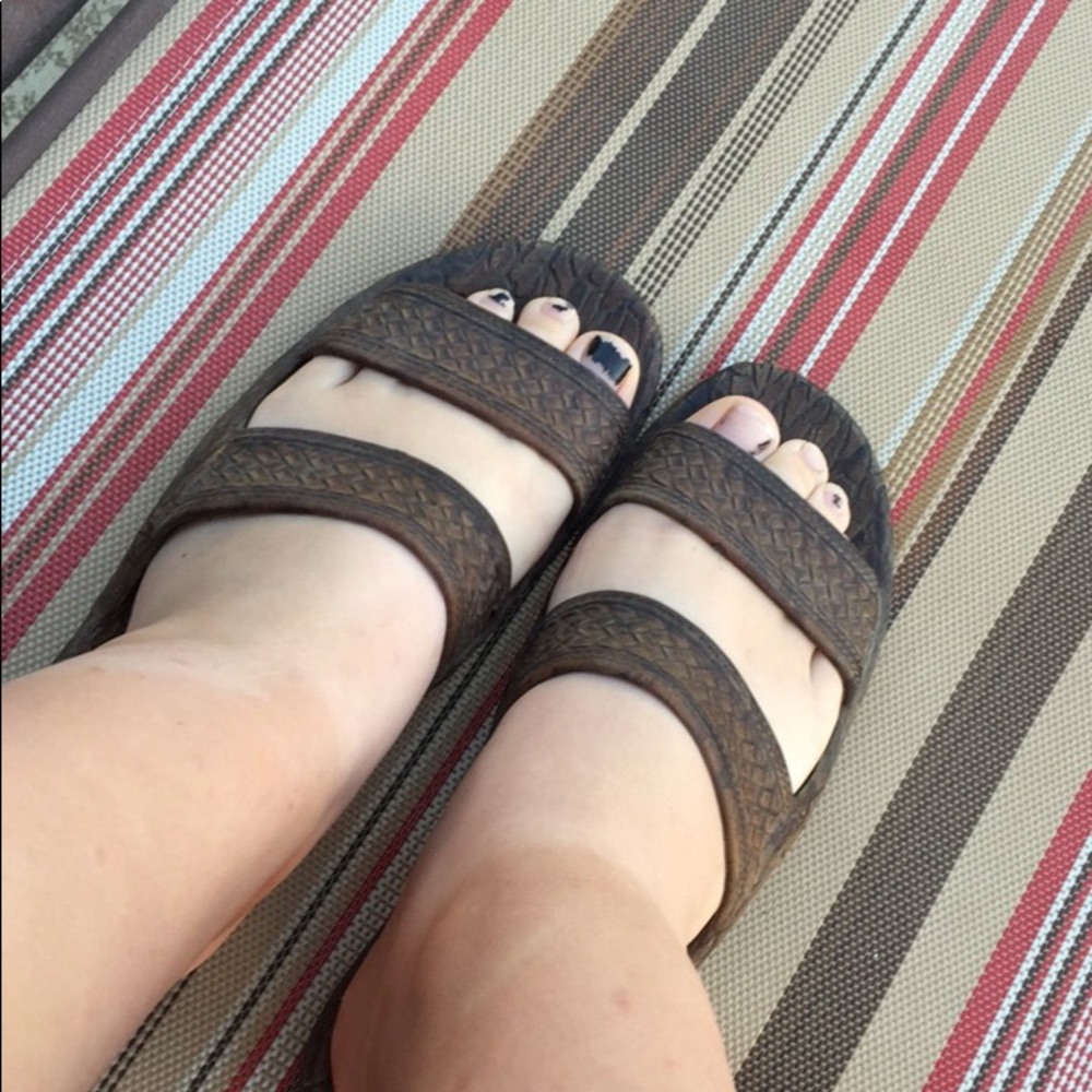 One pair of jandals